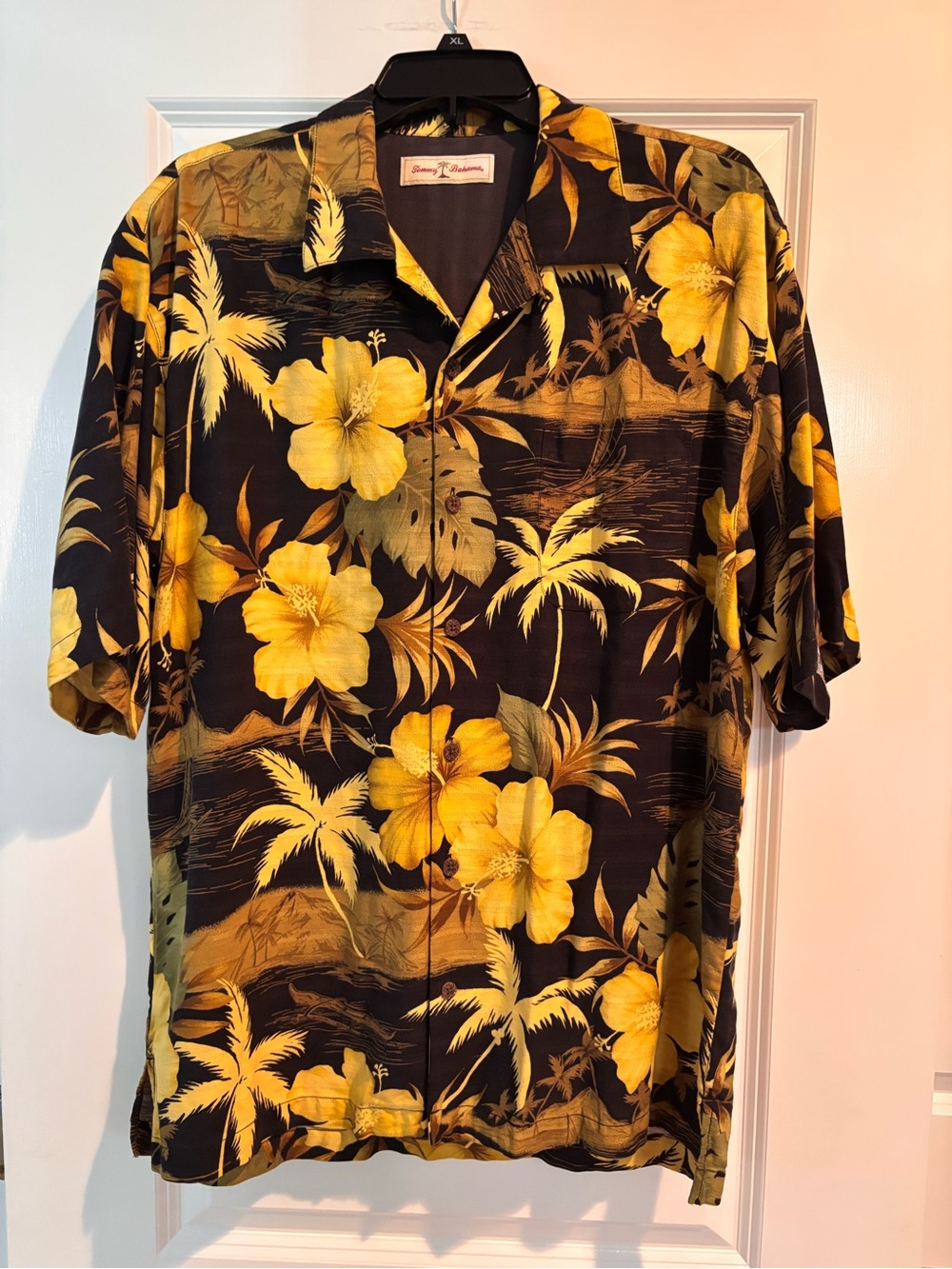 Tommy Bahama Hawaiian 100% Silk Camp Shirt Men’s M Black Yellow Tropical Floral